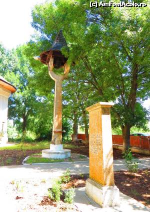[P07] Clopotnița și monumentul din curte.  » foto by tata123 🔱
 - 
<span class="allrVoted glyphicon glyphicon-heart hidden" id="av671373"></span>
<a class="m-l-10 hidden" id="sv671373" onclick="voting_Foto_DelVot(,671373,19769)" role="button">șterge vot <span class="glyphicon glyphicon-remove"></span></a>
<a id="v9671373" class=" c-red"  onclick="voting_Foto_SetVot(671373)" role="button"><span class="glyphicon glyphicon-heart-empty"></span> <b>LIKE</b> = Votează poza</a> <img class="hidden"  id="f671373W9" src="/imagini/loader.gif" border="0" /><span class="AjErrMes hidden" id="e671373ErM"></span>