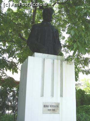 [P11] Mănăstirea Dealu - În curtea interioară, bustul voievodului Mihai Viteazul. » foto by iulianic
 - 
<span class="allrVoted glyphicon glyphicon-heart hidden" id="av1208867"></span>
<a class="m-l-10 hidden" id="sv1208867" onclick="voting_Foto_DelVot(,1208867,19770)" role="button">șterge vot <span class="glyphicon glyphicon-remove"></span></a>
<a id="v91208867" class=" c-red"  onclick="voting_Foto_SetVot(1208867)" role="button"><span class="glyphicon glyphicon-heart-empty"></span> <b>LIKE</b> = Votează poza</a> <img class="hidden"  id="f1208867W9" src="/imagini/loader.gif" border="0" /><span class="AjErrMes hidden" id="e1208867ErM"></span>