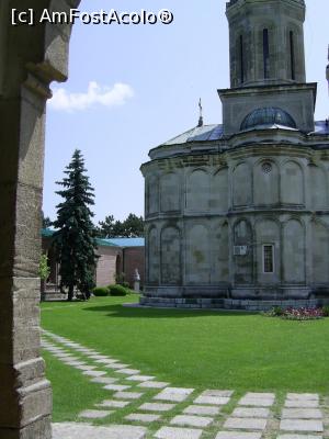 [P12] Mănăstirea Dealu - Curtea interioară înierbată, cu alei din dale de piatră. » foto by iulianic
 - 
<span class="allrVoted glyphicon glyphicon-heart hidden" id="av1208868"></span>
<a class="m-l-10 hidden" id="sv1208868" onclick="voting_Foto_DelVot(,1208868,19770)" role="button">șterge vot <span class="glyphicon glyphicon-remove"></span></a>
<a id="v91208868" class=" c-red"  onclick="voting_Foto_SetVot(1208868)" role="button"><span class="glyphicon glyphicon-heart-empty"></span> <b>LIKE</b> = Votează poza</a> <img class="hidden"  id="f1208868W9" src="/imagini/loader.gif" border="0" /><span class="AjErrMes hidden" id="e1208868ErM"></span>