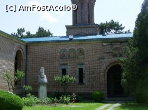 [P16] Mănăstirea Dealu - În curtea interioară, bustul patriarhului României, Iustinian. » foto by iulianic
 - 
<span class="allrVoted glyphicon glyphicon-heart hidden" id="av1208872"></span>
<a class="m-l-10 hidden" id="sv1208872" onclick="voting_Foto_DelVot(,1208872,19770)" role="button">șterge vot <span class="glyphicon glyphicon-remove"></span></a>
<a id="v91208872" class=" c-red"  onclick="voting_Foto_SetVot(1208872)" role="button"><span class="glyphicon glyphicon-heart-empty"></span> <b>LIKE</b> = Votează poza</a> <img class="hidden"  id="f1208872W9" src="/imagini/loader.gif" border="0" /><span class="AjErrMes hidden" id="e1208872ErM"></span>