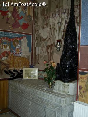 [P09] Mănăstirea Dealu - În pronaos, sarcofagul în care se află capul voievodului Mihai Viteazul. » foto by iulianic
 - 
<span class="allrVoted glyphicon glyphicon-heart hidden" id="av1208865"></span>
<a class="m-l-10 hidden" id="sv1208865" onclick="voting_Foto_DelVot(,1208865,19770)" role="button">șterge vot <span class="glyphicon glyphicon-remove"></span></a>
<a id="v91208865" class=" c-red"  onclick="voting_Foto_SetVot(1208865)" role="button"><span class="glyphicon glyphicon-heart-empty"></span> <b>LIKE</b> = Votează poza</a> <img class="hidden"  id="f1208865W9" src="/imagini/loader.gif" border="0" /><span class="AjErrMes hidden" id="e1208865ErM"></span>