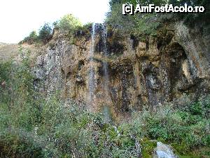 [P10] „Cascada Pişoaia” / Peretele cascadei. Se vede că este un an secetos firul de apă fiind foarte subţire.  » foto by Utube
 - 
<span class="allrVoted glyphicon glyphicon-heart hidden" id="av410641"></span>
<a class="m-l-10 hidden" id="sv410641" onclick="voting_Foto_DelVot(,410641,19774)" role="button">șterge vot <span class="glyphicon glyphicon-remove"></span></a>
<a id="v9410641" class=" c-red"  onclick="voting_Foto_SetVot(410641)" role="button"><span class="glyphicon glyphicon-heart-empty"></span> <b>LIKE</b> = Votează poza</a> <img class="hidden"  id="f410641W9" src="/imagini/loader.gif" border="0" /><span class="AjErrMes hidden" id="e410641ErM"></span>