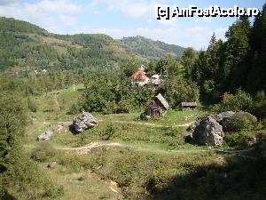 [P26] „Cascada Pişoaia” / Foto dinspre cabană. În spate, pe vale, undeva prin centrul imaginii, curge Arieşul Mic.  » foto by Utube
 - 
<span class="allrVoted glyphicon glyphicon-heart hidden" id="av410657"></span>
<a class="m-l-10 hidden" id="sv410657" onclick="voting_Foto_DelVot(,410657,19774)" role="button">șterge vot <span class="glyphicon glyphicon-remove"></span></a>
<a id="v9410657" class=" c-red"  onclick="voting_Foto_SetVot(410657)" role="button"><span class="glyphicon glyphicon-heart-empty"></span> <b>LIKE</b> = Votează poza</a> <img class="hidden"  id="f410657W9" src="/imagini/loader.gif" border="0" /><span class="AjErrMes hidden" id="e410657ErM"></span>