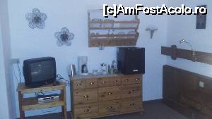 [P15] Televizorul modest din camera de la Appartementhaus Sonne din Millstatt, Carinthia.  » foto by traian.leuca †
 - 
<span class="allrVoted glyphicon glyphicon-heart hidden" id="av700865"></span>
<a class="m-l-10 hidden" id="sv700865" onclick="voting_Foto_DelVot(,700865,19780)" role="button">șterge vot <span class="glyphicon glyphicon-remove"></span></a>
<a id="v9700865" class=" c-red"  onclick="voting_Foto_SetVot(700865)" role="button"><span class="glyphicon glyphicon-heart-empty"></span> <b>LIKE</b> = Votează poza</a> <img class="hidden"  id="f700865W9" src="/imagini/loader.gif" border="0" /><span class="AjErrMes hidden" id="e700865ErM"></span>