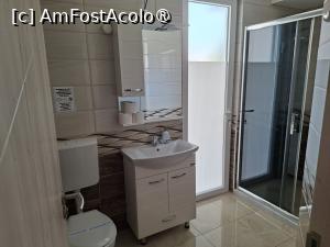 [P17] Ohrid, Apartamentul Naumovski cu terasă, Baia cu de-ale ei , se vede și ușa de la balcon, cea transparentă... » foto by mprofeanu
 - 
<span class="allrVoted glyphicon glyphicon-heart hidden" id="av1538514"></span>
<a class="m-l-10 hidden" id="sv1538514" onclick="voting_Foto_DelVot(,1538514,19791)" role="button">șterge vot <span class="glyphicon glyphicon-remove"></span></a>
<a id="v91538514" class=" c-red"  onclick="voting_Foto_SetVot(1538514)" role="button"><span class="glyphicon glyphicon-heart-empty"></span> <b>LIKE</b> = Votează poza</a> <img class="hidden"  id="f1538514W9" src="/imagini/loader.gif" border="0" /><span class="AjErrMes hidden" id="e1538514ErM"></span>