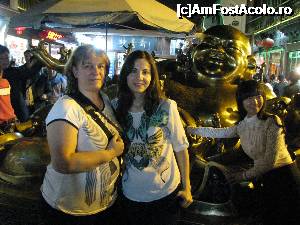 [P26] Cum toata lumea isi facea poza langa Budha noi de ce nu?  » foto by mishu
 - 
<span class="allrVoted glyphicon glyphicon-heart hidden" id="av704773"></span>
<a class="m-l-10 hidden" id="sv704773" onclick="voting_Foto_DelVot(,704773,19821)" role="button">șterge vot <span class="glyphicon glyphicon-remove"></span></a>
<a id="v9704773" class=" c-red"  onclick="voting_Foto_SetVot(704773)" role="button"><span class="glyphicon glyphicon-heart-empty"></span> <b>LIKE</b> = Votează poza</a> <img class="hidden"  id="f704773W9" src="/imagini/loader.gif" border="0" /><span class="AjErrMes hidden" id="e704773ErM"></span>