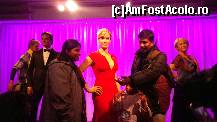 [P01] Kate Winslet asaltata de niste admiratori indieni..Hellen Mirren  si ea undeva mai in spate ;-) » foto by roxana.tomina
 - 
<span class="allrVoted glyphicon glyphicon-heart hidden" id="av319425"></span>
<a class="m-l-10 hidden" id="sv319425" onclick="voting_Foto_DelVot(,319425,20018)" role="button">șterge vot <span class="glyphicon glyphicon-remove"></span></a>
<a id="v9319425" class=" c-red"  onclick="voting_Foto_SetVot(319425)" role="button"><span class="glyphicon glyphicon-heart-empty"></span> <b>LIKE</b> = Votează poza</a> <img class="hidden"  id="f319425W9" src="/imagini/loader.gif" border="0" /><span class="AjErrMes hidden" id="e319425ErM"></span>