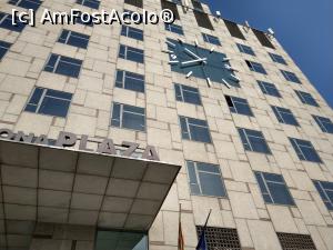 [P84] Ceasul imens de pe fațada Plaza Hotel.  » foto by maryka
 - 
<span class="allrVoted glyphicon glyphicon-heart hidden" id="av1116908"></span>
<a class="m-l-10 hidden" id="sv1116908" onclick="voting_Foto_DelVot(,1116908,20055)" role="button">șterge vot <span class="glyphicon glyphicon-remove"></span></a>
<a id="v91116908" class=" c-red"  onclick="voting_Foto_SetVot(1116908)" role="button"><span class="glyphicon glyphicon-heart-empty"></span> <b>LIKE</b> = Votează poza</a> <img class="hidden"  id="f1116908W9" src="/imagini/loader.gif" border="0" /><span class="AjErrMes hidden" id="e1116908ErM"></span>