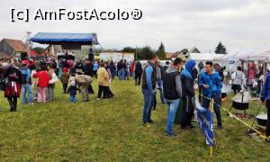 [P13] Spectatorii admiră indecişi, ba şirul de ceaune cu varză, ba reprezentaţiile de pe scenă » foto by Lucien
 - 
<span class="allrVoted glyphicon glyphicon-heart hidden" id="av734910"></span>
<a class="m-l-10 hidden" id="sv734910" onclick="voting_Foto_DelVot(,734910,20160)" role="button">șterge vot <span class="glyphicon glyphicon-remove"></span></a>
<a id="v9734910" class=" c-red"  onclick="voting_Foto_SetVot(734910)" role="button"><span class="glyphicon glyphicon-heart-empty"></span> <b>LIKE</b> = Votează poza</a> <img class="hidden"  id="f734910W9" src="/imagini/loader.gif" border="0" /><span class="AjErrMes hidden" id="e734910ErM"></span>