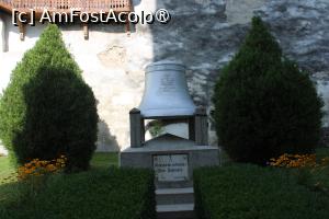 [P55] Hărman, Biserica Evanghelică Fortificată, Clopotul mare defect din 1923, azi Monument Comemorativ » foto by mprofeanu
 - 
<span class="allrVoted glyphicon glyphicon-heart hidden" id="av1414306"></span>
<a class="m-l-10 hidden" id="sv1414306" onclick="voting_Foto_DelVot(,1414306,20177)" role="button">șterge vot <span class="glyphicon glyphicon-remove"></span></a>
<a id="v91414306" class=" c-red"  onclick="voting_Foto_SetVot(1414306)" role="button"><span class="glyphicon glyphicon-heart-empty"></span> <b>LIKE</b> = Votează poza</a> <img class="hidden"  id="f1414306W9" src="/imagini/loader.gif" border="0" /><span class="AjErrMes hidden" id="e1414306ErM"></span>