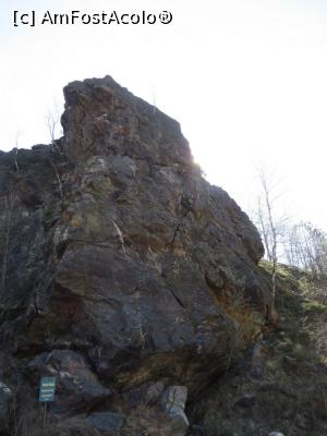 [P15] Masiva Stâncă Rafailă - „atârnă” deasupra drumului european.  » foto by tata123 🔱
 - 
<span class="allrVoted glyphicon glyphicon-heart hidden" id="av737543"></span>
<a class="m-l-10 hidden" id="sv737543" onclick="voting_Foto_DelVot(,737543,20184)" role="button">șterge vot <span class="glyphicon glyphicon-remove"></span></a>
<a id="v9737543" class=" c-red"  onclick="voting_Foto_SetVot(737543)" role="button"><span class="glyphicon glyphicon-heart-empty"></span> <b>LIKE</b> = Votează poza</a> <img class="hidden"  id="f737543W9" src="/imagini/loader.gif" border="0" /><span class="AjErrMes hidden" id="e737543ErM"></span>