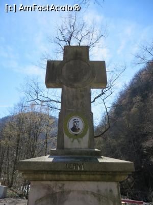 [P19] Monumentul generalului Dragalina - Defileul Jiului.  » foto by tata123 🔱
 - 
<span class="allrVoted glyphicon glyphicon-heart hidden" id="av737547"></span>
<a class="m-l-10 hidden" id="sv737547" onclick="voting_Foto_DelVot(,737547,20184)" role="button">șterge vot <span class="glyphicon glyphicon-remove"></span></a>
<a id="v9737547" class=" c-red"  onclick="voting_Foto_SetVot(737547)" role="button"><span class="glyphicon glyphicon-heart-empty"></span> <b>LIKE</b> = Votează poza</a> <img class="hidden"  id="f737547W9" src="/imagini/loader.gif" border="0" /><span class="AjErrMes hidden" id="e737547ErM"></span>