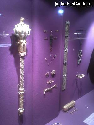 [P24] MNIR - Camera Tezaurului istoric - sceptrul regal al României (și alte obiecte de podoabă).  » foto by Dragoș_MD
 - 
<span class="allrVoted glyphicon glyphicon-heart hidden" id="av445317"></span>
<a class="m-l-10 hidden" id="sv445317" onclick="voting_Foto_DelVot(,445317,20188)" role="button">șterge vot <span class="glyphicon glyphicon-remove"></span></a>
<a id="v9445317" class=" c-red"  onclick="voting_Foto_SetVot(445317)" role="button"><span class="glyphicon glyphicon-heart-empty"></span> <b>LIKE</b> = Votează poza</a> <img class="hidden"  id="f445317W9" src="/imagini/loader.gif" border="0" /><span class="AjErrMes hidden" id="e445317ErM"></span>