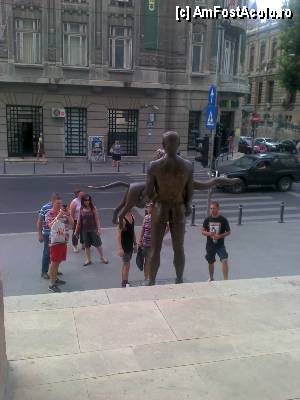 [P26] MNIR - la ieșire - Surpriză! puteți admira fundul gol al împăratului Traian (?) așezat indecent pe treptele muzeului, purtând o potaie moartă-n brațe. Total indecent... mai ales pentru copiii care-și aduc aici părinții!  » foto by Dragoș_MD
 - 
<span class="allrVoted glyphicon glyphicon-heart hidden" id="av445322"></span>
<a class="m-l-10 hidden" id="sv445322" onclick="voting_Foto_DelVot(,445322,20188)" role="button">șterge vot <span class="glyphicon glyphicon-remove"></span></a>
<a id="v9445322" class=" c-red"  onclick="voting_Foto_SetVot(445322)" role="button"><span class="glyphicon glyphicon-heart-empty"></span> <b>LIKE</b> = Votează poza</a> <img class="hidden"  id="f445322W9" src="/imagini/loader.gif" border="0" /><span class="AjErrMes hidden" id="e445322ErM"></span>