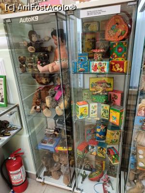 [P33] Vitrine cu jucării în expoziția specifică. » foto by tata123 🔱
 - 
<span class="allrVoted glyphicon glyphicon-heart hidden" id="av1347192"></span>
<a class="m-l-10 hidden" id="sv1347192" onclick="voting_Foto_DelVot(,1347192,20188)" role="button">șterge vot <span class="glyphicon glyphicon-remove"></span></a>
<a id="v91347192" class=" c-red"  onclick="voting_Foto_SetVot(1347192)" role="button"><span class="glyphicon glyphicon-heart-empty"></span> <b>LIKE</b> = Votează poza</a> <img class="hidden"  id="f1347192W9" src="/imagini/loader.gif" border="0" /><span class="AjErrMes hidden" id="e1347192ErM"></span>