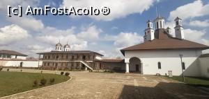 [P04] De la intrare în dreapta Cuhnia (Bucătăria), Casele slujitorilor, în spate se vede biserica și în plan îndepărtat viitoarea bibliotecă » foto by Aurici
 - 
<span class="allrVoted glyphicon glyphicon-heart hidden" id="av1224238"></span>
<a class="m-l-10 hidden" id="sv1224238" onclick="voting_Foto_DelVot(,1224238,20192)" role="button">șterge vot <span class="glyphicon glyphicon-remove"></span></a>
<a id="v91224238" class=" c-red"  onclick="voting_Foto_SetVot(1224238)" role="button"><span class="glyphicon glyphicon-heart-empty"></span> <b>LIKE</b> = Votează poza</a> <img class="hidden"  id="f1224238W9" src="/imagini/loader.gif" border="0" /><span class="AjErrMes hidden" id="e1224238ErM"></span>