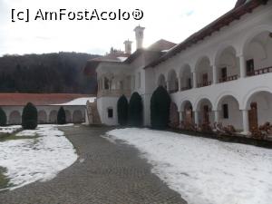 [P24] Mânăstirea Brâncoveanu de la Sâmbăta, curtea interioară » foto by mprofeanu
 - 
<span class="allrVoted glyphicon glyphicon-heart hidden" id="av822525"></span>
<a class="m-l-10 hidden" id="sv822525" onclick="voting_Foto_DelVot(,822525,20261)" role="button">șterge vot <span class="glyphicon glyphicon-remove"></span></a>
<a id="v9822525" class=" c-red"  onclick="voting_Foto_SetVot(822525)" role="button"><span class="glyphicon glyphicon-heart-empty"></span> <b>LIKE</b> = Votează poza</a> <img class="hidden"  id="f822525W9" src="/imagini/loader.gif" border="0" /><span class="AjErrMes hidden" id="e822525ErM"></span>