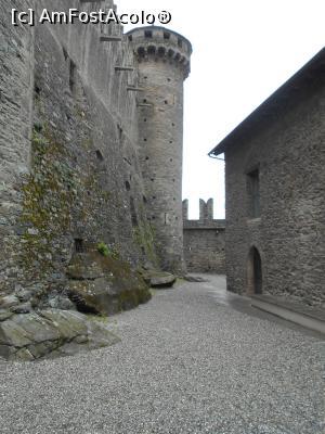 [P20] Castelul Fenis – Valle d'Aosta, curtea ingusta intre zidurile de aparare si castel.  » foto by Diaura*
 - 
<span class="allrVoted glyphicon glyphicon-heart hidden" id="av1058864"></span>
<a class="m-l-10 hidden" id="sv1058864" onclick="voting_Foto_DelVot(,1058864,20284)" role="button">șterge vot <span class="glyphicon glyphicon-remove"></span></a>
<a id="v91058864" class=" c-red"  onclick="voting_Foto_SetVot(1058864)" role="button"><span class="glyphicon glyphicon-heart-empty"></span> <b>LIKE</b> = Votează poza</a> <img class="hidden"  id="f1058864W9" src="/imagini/loader.gif" border="0" /><span class="AjErrMes hidden" id="e1058864ErM"></span>