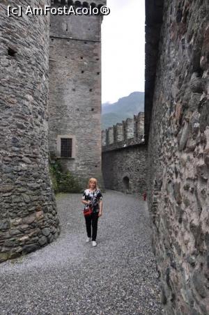 [P21] Castelul Fenis – Valle d'Aosta, in curtea ingusta intre zidurile de aparare si castel.  » foto by Diaura*
 - 
<span class="allrVoted glyphicon glyphicon-heart hidden" id="av1058865"></span>
<a class="m-l-10 hidden" id="sv1058865" onclick="voting_Foto_DelVot(,1058865,20284)" role="button">șterge vot <span class="glyphicon glyphicon-remove"></span></a>
<a id="v91058865" class=" c-red"  onclick="voting_Foto_SetVot(1058865)" role="button"><span class="glyphicon glyphicon-heart-empty"></span> <b>LIKE</b> = Votează poza</a> <img class="hidden"  id="f1058865W9" src="/imagini/loader.gif" border="0" /><span class="AjErrMes hidden" id="e1058865ErM"></span>