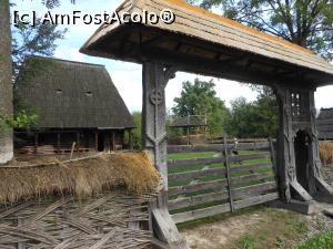 [P07] Muzeul Satului Maramureșean - O poartă maramureșeană. » foto by iulianic
 - 
<span class="allrVoted glyphicon glyphicon-heart hidden" id="av1336125"></span>
<a class="m-l-10 hidden" id="sv1336125" onclick="voting_Foto_DelVot(,1336125,20342)" role="button">șterge vot <span class="glyphicon glyphicon-remove"></span></a>
<a id="v91336125" class=" c-red"  onclick="voting_Foto_SetVot(1336125)" role="button"><span class="glyphicon glyphicon-heart-empty"></span> <b>LIKE</b> = Votează poza</a> <img class="hidden"  id="f1336125W9" src="/imagini/loader.gif" border="0" /><span class="AjErrMes hidden" id="e1336125ErM"></span>