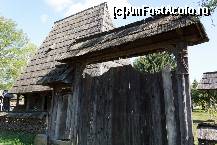 [P04] Nelipsitele porţi, foarte înalte pentru a intra pe ele căruţa încărcată cu fân, au fost aduse împreună cu casele.  » foto by Utube
 - 
<span class="allrVoted glyphicon glyphicon-heart hidden" id="av391142"></span>
<a class="m-l-10 hidden" id="sv391142" onclick="voting_Foto_DelVot(,391142,20342)" role="button">șterge vot <span class="glyphicon glyphicon-remove"></span></a>
<a id="v9391142" class=" c-red"  onclick="voting_Foto_SetVot(391142)" role="button"><span class="glyphicon glyphicon-heart-empty"></span> <b>LIKE</b> = Votează poza</a> <img class="hidden"  id="f391142W9" src="/imagini/loader.gif" border="0" /><span class="AjErrMes hidden" id="e391142ErM"></span>