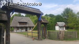 [P02] poarta de intrare in muzeul satului sighetu marmatiei » foto by NELUTU D-tru
 - 
<span class="allrVoted glyphicon glyphicon-heart hidden" id="av744821"></span>
<a class="m-l-10 hidden" id="sv744821" onclick="voting_Foto_DelVot(,744821,20342)" role="button">șterge vot <span class="glyphicon glyphicon-remove"></span></a>
<a id="v9744821" class=" c-red"  onclick="voting_Foto_SetVot(744821)" role="button"><span class="glyphicon glyphicon-heart-empty"></span> <b>LIKE</b> = Votează poza</a> <img class="hidden"  id="f744821W9" src="/imagini/loader.gif" border="0" /><span class="AjErrMes hidden" id="e744821ErM"></span>