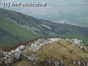 P14 [APR-2017] Priveliştea de pe terasa monumentului Shipka. Jos, în vale, se vede oraşul Kazanlâk