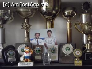 [P12] Fotografia lui Haig Ashdjian cu Novak Djokovic la loc de mare cinste în vitrină » foto by irinad
 - 
<span class="allrVoted glyphicon glyphicon-heart hidden" id="av750293"></span>
<a class="m-l-10 hidden" id="sv750293" onclick="voting_Foto_DelVot(,750293,20411)" role="button">șterge vot <span class="glyphicon glyphicon-remove"></span></a>
<a id="v9750293" class=" c-red"  onclick="voting_Foto_SetVot(750293)" role="button"><span class="glyphicon glyphicon-heart-empty"></span> <b>LIKE</b> = Votează poza</a> <img class="hidden"  id="f750293W9" src="/imagini/loader.gif" border="0" /><span class="AjErrMes hidden" id="e750293ErM"></span>