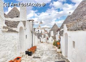 [P01] Alberobello este oraselul in care locuiesc din 2006. A fost inscris în 1996 pe lista patrimoniul cultural UNESCO, deoarece e un oraș unic si fabulos: cu albele casute numite trulli: case din pietre de calcar puse una peste alta construite fără ciment sau mortar în secolul al XVI.  » foto by Mihaela.Dima
 - 
<span class="allrVoted glyphicon glyphicon-heart hidden" id="av1140698"></span>
<a class="m-l-10 hidden" id="sv1140698" onclick="voting_Foto_DelVot(,1140698,20469)" role="button">șterge vot <span class="glyphicon glyphicon-remove"></span></a>
<a id="v91140698" class=" c-red"  onclick="voting_Foto_SetVot(1140698)" role="button"><span class="glyphicon glyphicon-heart-empty"></span> <b>LIKE</b> = Votează poza</a> <img class="hidden"  id="f1140698W9" src="/imagini/loader.gif" border="0" /><span class="AjErrMes hidden" id="e1140698ErM"></span>