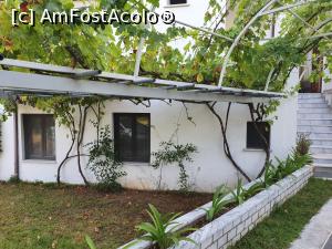 [P05] Acestea sunt geamurile camerelor de la demisol, dar in ele locuiesc localnici, nu turisti. » foto by dianamea
 - 
<span class="allrVoted glyphicon glyphicon-heart hidden" id="av1243552"></span>
<a class="m-l-10 hidden" id="sv1243552" onclick="voting_Foto_DelVot(,1243552,20517)" role="button">șterge vot <span class="glyphicon glyphicon-remove"></span></a>
<a id="v91243552" class=" c-red"  onclick="voting_Foto_SetVot(1243552)" role="button"><span class="glyphicon glyphicon-heart-empty"></span> <b>LIKE</b> = Votează poza</a> <img class="hidden"  id="f1243552W9" src="/imagini/loader.gif" border="0" /><span class="AjErrMes hidden" id="e1243552ErM"></span>