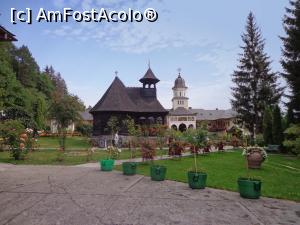 [P41] Mănăstirea Sfântul Prooroc Ilie din Toplița :biserica din lemn în prim plan, paraclisul în plan îndepărtat » foto by mariana.olaru
 - 
<span class="allrVoted glyphicon glyphicon-heart hidden" id="av763041"></span>
<a class="m-l-10 hidden" id="sv763041" onclick="voting_Foto_DelVot(,763041,20563)" role="button">șterge vot <span class="glyphicon glyphicon-remove"></span></a>
<a id="v9763041" class=" c-red"  onclick="voting_Foto_SetVot(763041)" role="button"><span class="glyphicon glyphicon-heart-empty"></span> <b>LIKE</b> = Votează poza</a> <img class="hidden"  id="f763041W9" src="/imagini/loader.gif" border="0" /><span class="AjErrMes hidden" id="e763041ErM"></span>