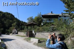 [P63] Poarta pe unde am mers la Peștera Sf. Antonie de la Iezer, în plan îndepărtat este Troița și drumul ce urcă la Schitul Iezer » foto by mprofeanu
 - 
<span class="allrVoted glyphicon glyphicon-heart hidden" id="av1195938"></span>
<a class="m-l-10 hidden" id="sv1195938" onclick="voting_Foto_DelVot(,1195938,20571)" role="button">șterge vot <span class="glyphicon glyphicon-remove"></span></a>
<a id="v91195938" class=" c-red"  onclick="voting_Foto_SetVot(1195938)" role="button"><span class="glyphicon glyphicon-heart-empty"></span> <b>LIKE</b> = Votează poza</a> <img class="hidden"  id="f1195938W9" src="/imagini/loader.gif" border="0" /><span class="AjErrMes hidden" id="e1195938ErM"></span>