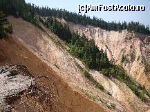 [P22] Partea stângă a gropii. În plan apropiat se văd rădăcinile unui copac ce va fi în curând înghițit de genune. Brazii din plan îndepărtat vor avea aceeași soartă crudă.  » foto by Utube
 - 
<span class="allrVoted glyphicon glyphicon-heart hidden" id="av406906"></span>
<a class="m-l-10 hidden" id="sv406906" onclick="voting_Foto_DelVot(,406906,20640)" role="button">șterge vot <span class="glyphicon glyphicon-remove"></span></a>
<a id="v9406906" class=" c-red"  onclick="voting_Foto_SetVot(406906)" role="button"><span class="glyphicon glyphicon-heart-empty"></span> <b>LIKE</b> = Votează poza</a> <img class="hidden"  id="f406906W9" src="/imagini/loader.gif" border="0" /><span class="AjErrMes hidden" id="e406906ErM"></span>