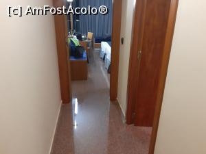 [P22] Gran Hotel Bali Benidorm - vedere din holul de la intrarea în cameră. În dreapta este baia, în faţă este camera propriu-zisă » foto by nicole33
 - 
<span class="allrVoted glyphicon glyphicon-heart hidden" id="av1344594"></span>
<a class="m-l-10 hidden" id="sv1344594" onclick="voting_Foto_DelVot(,1344594,20673)" role="button">șterge vot <span class="glyphicon glyphicon-remove"></span></a>
<a id="v91344594" class=" c-red"  onclick="voting_Foto_SetVot(1344594)" role="button"><span class="glyphicon glyphicon-heart-empty"></span> <b>LIKE</b> = Votează poza</a> <img class="hidden"  id="f1344594W9" src="/imagini/loader.gif" border="0" /><span class="AjErrMes hidden" id="e1344594ErM"></span>