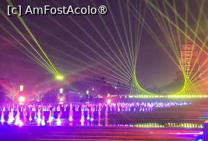 [P05] Fantana muzicala in forma de T este impartita in 3 zone: piscina cu cascada, piscina cu 8 niveluri si piscina muzicala Preludiu. Cand incepe muzica, apa tasneste la inaltime prin orificii, prezentand o varietate de modele: coloane verticale de apa ce se ridica pana la 20 m, cascade cu apa curgatoare si line care creeaza o atmosfera linistita si relaxanta, lotusi, nori, pescarusi zburatori si o perdea de apa laser. » foto by geani anto
 - 
<span class="allrVoted glyphicon glyphicon-heart hidden" id="av1503881"></span>
<a class="m-l-10 hidden" id="sv1503881" onclick="voting_Foto_DelVot(,1503881,20766)" role="button">șterge vot <span class="glyphicon glyphicon-remove"></span></a>
<a id="v91503881" class=" c-red"  onclick="voting_Foto_SetVot(1503881)" role="button"><span class="glyphicon glyphicon-heart-empty"></span> <b>LIKE</b> = Votează poza</a> <img class="hidden"  id="f1503881W9" src="/imagini/loader.gif" border="0" /><span class="AjErrMes hidden" id="e1503881ErM"></span>