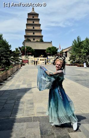 [P43] Initial era o pagoda de caramida cu 5 etaje. Ulterior, a fost inaltata la 9 si 10 etaje, in perioadele imparatului Gaozong si imparatesei Wu Zetian din Dinastia Tang. Astazi are 7 etaje si o inaltime de 64,5 metri.  » foto by geani anto
 - 
<span class="allrVoted glyphicon glyphicon-heart hidden" id="av1504843"></span>
<a class="m-l-10 hidden" id="sv1504843" onclick="voting_Foto_DelVot(,1504843,20766)" role="button">șterge vot <span class="glyphicon glyphicon-remove"></span></a>
<a id="v91504843" class=" c-red"  onclick="voting_Foto_SetVot(1504843)" role="button"><span class="glyphicon glyphicon-heart-empty"></span> <b>LIKE</b> = Votează poza</a> <img class="hidden"  id="f1504843W9" src="/imagini/loader.gif" border="0" /><span class="AjErrMes hidden" id="e1504843ErM"></span>