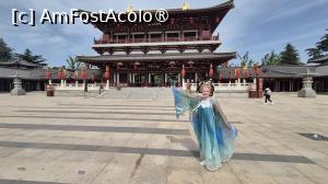 [P01] Poarta de Vest, poarta principala, grandioasa, unde sunt casa de bilete si magazinele pentru inchirierea costumelor Hanfu. » foto by geani anto
 - 
<span class="allrVoted glyphicon glyphicon-heart hidden" id="av1505517"></span>
<a class="m-l-10 hidden" id="sv1505517" onclick="voting_Foto_DelVot(,1505517,20766)" role="button">șterge vot <span class="glyphicon glyphicon-remove"></span></a>
<a id="v91505517" class=" c-red"  onclick="voting_Foto_SetVot(1505517)" role="button"><span class="glyphicon glyphicon-heart-empty"></span> <b>LIKE</b> = Votează poza</a> <img class="hidden"  id="f1505517W9" src="/imagini/loader.gif" border="0" /><span class="AjErrMes hidden" id="e1505517ErM"></span>