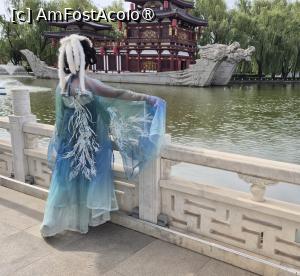 [P06] Ne-am odihnit la umbra unor arbori, dupa care am urmat poteca ce ne-a condus pe malul lacului catre o zona pitoreasca reprezentata de un podet din piatra in zig-zag, care ne-a adus mai aproape de celalalt mal al lacului, unde se afla Dragon boat, o pagoda pe o barca din piatra cu dragoni sculptati. » foto by geani anto
 - 
<span class="allrVoted glyphicon glyphicon-heart hidden" id="av1505522"></span>
<a class="m-l-10 hidden" id="sv1505522" onclick="voting_Foto_DelVot(,1505522,20766)" role="button">șterge vot <span class="glyphicon glyphicon-remove"></span></a>
<a id="v91505522" class=" c-red"  onclick="voting_Foto_SetVot(1505522)" role="button"><span class="glyphicon glyphicon-heart-empty"></span> <b>LIKE</b> = Votează poza</a> <img class="hidden"  id="f1505522W9" src="/imagini/loader.gif" border="0" /><span class="AjErrMes hidden" id="e1505522ErM"></span>