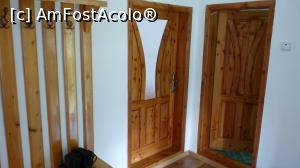 [P06] In dreapta, intrarea in baia de pe hol; pe mijlocul pozei, camera cu doua paturi matrimoniale si baie.  » foto by Robotzel*
 - 
<span class="allrVoted glyphicon glyphicon-heart hidden" id="av883460"></span>
<a class="m-l-10 hidden" id="sv883460" onclick="voting_Foto_DelVot(,883460,20901)" role="button">șterge vot <span class="glyphicon glyphicon-remove"></span></a>
<a id="v9883460" class=" c-red"  onclick="voting_Foto_SetVot(883460)" role="button"><span class="glyphicon glyphicon-heart-empty"></span> <b>LIKE</b> = Votează poza</a> <img class="hidden"  id="f883460W9" src="/imagini/loader.gif" border="0" /><span class="AjErrMes hidden" id="e883460ErM"></span>