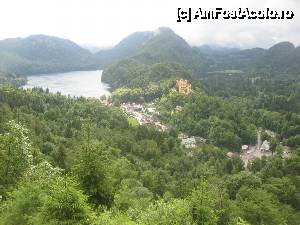 P10 [JUN-2013] Vedere din balconul castelului, un lac de acumulare, satul Schwangau si castelul Hohenschwangau