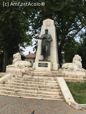 [P14] Monumentul G-ralului Dragalina din Parcul Dragalina » foto by Dan&Ema
 - 
<span class="allrVoted glyphicon glyphicon-heart hidden" id="av789217"></span>
<a class="m-l-10 hidden" id="sv789217" onclick="voting_Foto_DelVot(,789217,21011)" role="button">șterge vot <span class="glyphicon glyphicon-remove"></span></a>
<a id="v9789217" class=" c-red"  onclick="voting_Foto_SetVot(789217)" role="button"><span class="glyphicon glyphicon-heart-empty"></span> <b>LIKE</b> = Votează poza</a> <img class="hidden"  id="f789217W9" src="/imagini/loader.gif" border="0" /><span class="AjErrMes hidden" id="e789217ErM"></span>