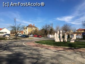 [P12] Un obelisc interesant în parc, o mână care iasă din pământ » foto by AZE
 - 
<span class="allrVoted glyphicon glyphicon-heart hidden" id="av1071878"></span>
<a class="m-l-10 hidden" id="sv1071878" onclick="voting_Foto_DelVot(,1071878,21011)" role="button">șterge vot <span class="glyphicon glyphicon-remove"></span></a>
<a id="v91071878" class=" c-red"  onclick="voting_Foto_SetVot(1071878)" role="button"><span class="glyphicon glyphicon-heart-empty"></span> <b>LIKE</b> = Votează poza</a> <img class="hidden"  id="f1071878W9" src="/imagini/loader.gif" border="0" /><span class="AjErrMes hidden" id="e1071878ErM"></span>