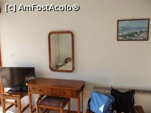 [P21] Tv, toaleta cu oglindă şi taburet, în dreapta un tablou ce redă o imagine aidoma cu cea pe care o vedeam zilnic din balcon » foto by irinad
 - 
<span class="allrVoted glyphicon glyphicon-heart hidden" id="av792752"></span>
<a class="m-l-10 hidden" id="sv792752" onclick="voting_Foto_DelVot(,792752,21070)" role="button">șterge vot <span class="glyphicon glyphicon-remove"></span></a>
<a id="v9792752" class=" c-red"  onclick="voting_Foto_SetVot(792752)" role="button"><span class="glyphicon glyphicon-heart-empty"></span> <b>LIKE</b> = Votează poza</a> <img class="hidden"  id="f792752W9" src="/imagini/loader.gif" border="0" /><span class="AjErrMes hidden" id="e792752ErM"></span>
