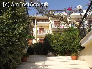 [P28] Spre intrarea în Europe Hotel, Argostoli » foto by irinad
 - 
<span class="allrVoted glyphicon glyphicon-heart hidden" id="av792759"></span>
<a class="m-l-10 hidden" id="sv792759" onclick="voting_Foto_DelVot(,792759,21070)" role="button">șterge vot <span class="glyphicon glyphicon-remove"></span></a>
<a id="v9792759" class=" c-red"  onclick="voting_Foto_SetVot(792759)" role="button"><span class="glyphicon glyphicon-heart-empty"></span> <b>LIKE</b> = Votează poza</a> <img class="hidden"  id="f792759W9" src="/imagini/loader.gif" border="0" /><span class="AjErrMes hidden" id="e792759ErM"></span>