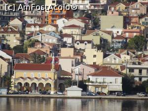 [P37] Pe rândul de sus de clădiri se află şi Europe Hotel. Imaginea este surprinsă dintr-un punct de pe partea cealaltă a Golfului Argostoli » foto by irinad
 - 
<span class="allrVoted glyphicon glyphicon-heart hidden" id="av792768"></span>
<a class="m-l-10 hidden" id="sv792768" onclick="voting_Foto_DelVot(,792768,21070)" role="button">șterge vot <span class="glyphicon glyphicon-remove"></span></a>
<a id="v9792768" class=" c-red"  onclick="voting_Foto_SetVot(792768)" role="button"><span class="glyphicon glyphicon-heart-empty"></span> <b>LIKE</b> = Votează poza</a> <img class="hidden"  id="f792768W9" src="/imagini/loader.gif" border="0" /><span class="AjErrMes hidden" id="e792768ErM"></span>