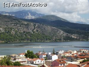 [P09] Vedere către lagună şi obeliscul din Argostoli, savurată, evident, din balcon » foto by irinad
 - 
<span class="allrVoted glyphicon glyphicon-heart hidden" id="av792740"></span>
<a class="m-l-10 hidden" id="sv792740" onclick="voting_Foto_DelVot(,792740,21070)" role="button">șterge vot <span class="glyphicon glyphicon-remove"></span></a>
<a id="v9792740" class=" c-red"  onclick="voting_Foto_SetVot(792740)" role="button"><span class="glyphicon glyphicon-heart-empty"></span> <b>LIKE</b> = Votează poza</a> <img class="hidden"  id="f792740W9" src="/imagini/loader.gif" border="0" /><span class="AjErrMes hidden" id="e792740ErM"></span>