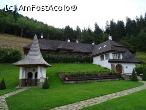 [P11] Fântâna, banca pelerinilor, stăreția și chiliile.  » foto by tata123 🔱
 - 
<span class="allrVoted glyphicon glyphicon-heart hidden" id="av1123052"></span>
<a class="m-l-10 hidden" id="sv1123052" onclick="voting_Foto_DelVot(,1123052,21083)" role="button">șterge vot <span class="glyphicon glyphicon-remove"></span></a>
<a id="v91123052" class=" c-red"  onclick="voting_Foto_SetVot(1123052)" role="button"><span class="glyphicon glyphicon-heart-empty"></span> <b>LIKE</b> = Votează poza</a> <img class="hidden"  id="f1123052W9" src="/imagini/loader.gif" border="0" /><span class="AjErrMes hidden" id="e1123052ErM"></span>
