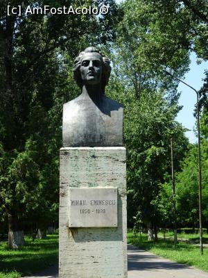 [P14] Bustul lui Mihai Eminescu; în spate Aleea plopilor.  » foto by tata123 🔱
 - 
<span class="allrVoted glyphicon glyphicon-heart hidden" id="av1087720"></span>
<a class="m-l-10 hidden" id="sv1087720" onclick="voting_Foto_DelVot(,1087720,21093)" role="button">șterge vot <span class="glyphicon glyphicon-remove"></span></a>
<a id="v91087720" class=" c-red"  onclick="voting_Foto_SetVot(1087720)" role="button"><span class="glyphicon glyphicon-heart-empty"></span> <b>LIKE</b> = Votează poza</a> <img class="hidden"  id="f1087720W9" src="/imagini/loader.gif" border="0" /><span class="AjErrMes hidden" id="e1087720ErM"></span>