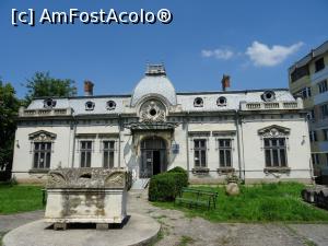 [P01] Casa Iancu Dobruneanu, sediu al Muzeului Romanațiului (în prim plan sarcofagul unui edil roman din Romula) - Caracal.  » foto by tata123 🔱
 - 
<span class="allrVoted glyphicon glyphicon-heart hidden" id="av1106367"></span>
<a class="m-l-10 hidden" id="sv1106367" onclick="voting_Foto_DelVot(,1106367,21093)" role="button">șterge vot <span class="glyphicon glyphicon-remove"></span></a>
<a id="v91106367" class=" c-red"  onclick="voting_Foto_SetVot(1106367)" role="button"><span class="glyphicon glyphicon-heart-empty"></span> <b>LIKE</b> = Votează poza</a> <img class="hidden"  id="f1106367W9" src="/imagini/loader.gif" border="0" /><span class="AjErrMes hidden" id="e1106367ErM"></span>