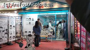 [P27] Cabinele foto coreene, raspandite in tot cartierul sunt, in general, mici magazine viu pictate, unde se pot imprumuta haine si tot felul de obiecte de recuzita distractive si apoi se pot face selfie-uri sau fotografii in cabine, pentru o mica taxa. » foto by geani anto
 - 
<span class="allrVoted glyphicon glyphicon-heart hidden" id="av1512633"></span>
<a class="m-l-10 hidden" id="sv1512633" onclick="voting_Foto_DelVot(,1512633,21214)" role="button">șterge vot <span class="glyphicon glyphicon-remove"></span></a>
<a id="v91512633" class=" c-red"  onclick="voting_Foto_SetVot(1512633)" role="button"><span class="glyphicon glyphicon-heart-empty"></span> <b>LIKE</b> = Votează poza</a> <img class="hidden"  id="f1512633W9" src="/imagini/loader.gif" border="0" /><span class="AjErrMes hidden" id="e1512633ErM"></span>